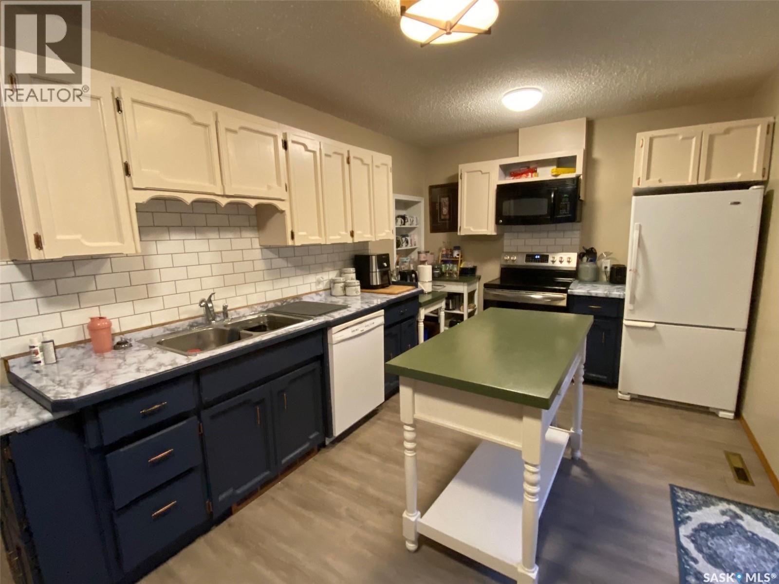 515 Springs Avenue, Springside, SK - Indoor Photo Showing Kitchen With Double Sink