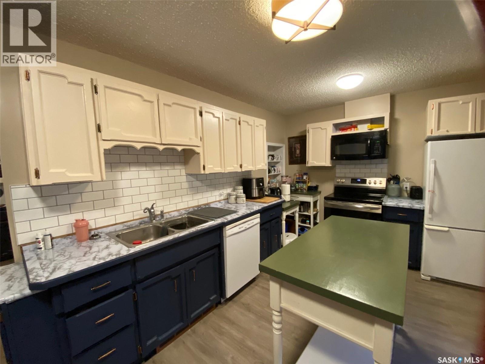 515 Springs Avenue, Springside, SK - Indoor Photo Showing Kitchen With Double Sink