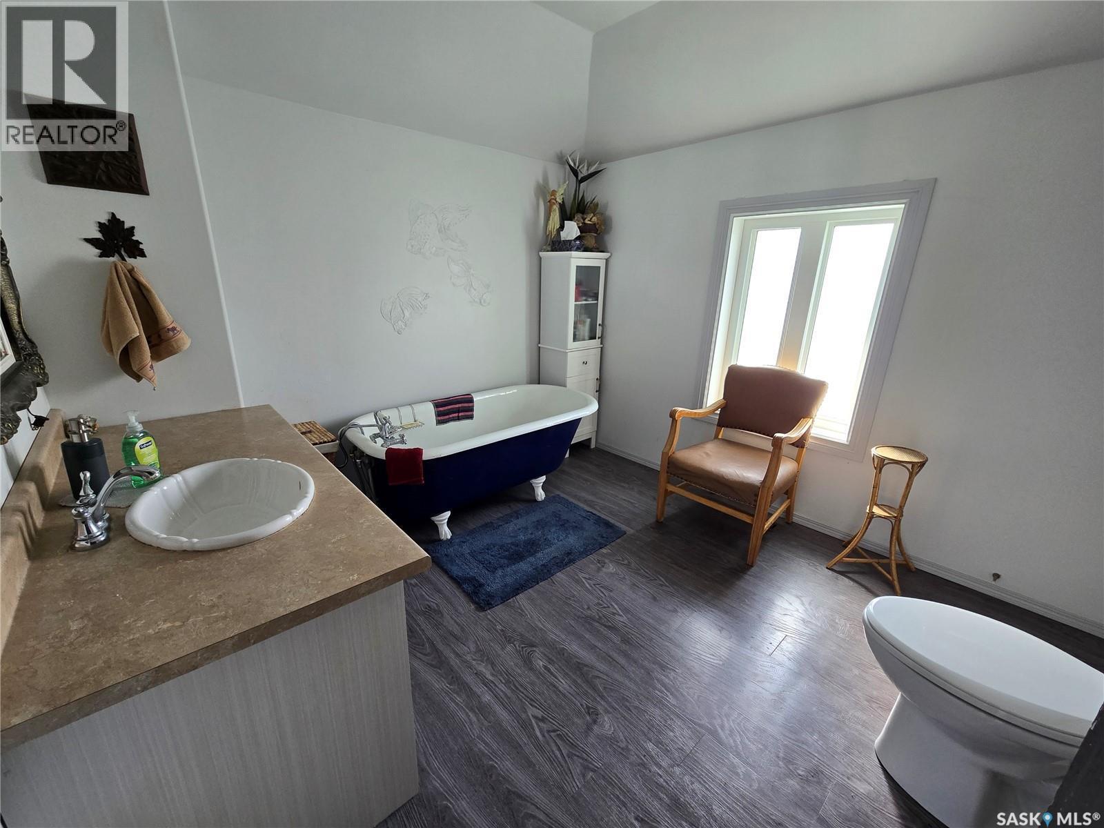 41 7Th Avenue Ne, Swift Current, SK - Indoor Photo Showing Bathroom