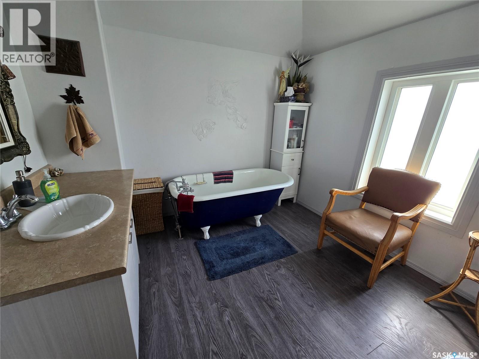 41 7Th Avenue Ne, Swift Current, SK - Indoor Photo Showing Bathroom