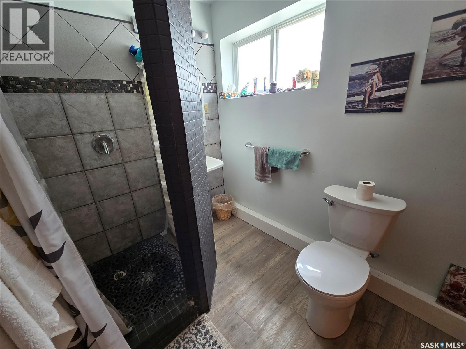 41 7Th Avenue Ne, Swift Current, SK - Indoor Photo Showing Bathroom