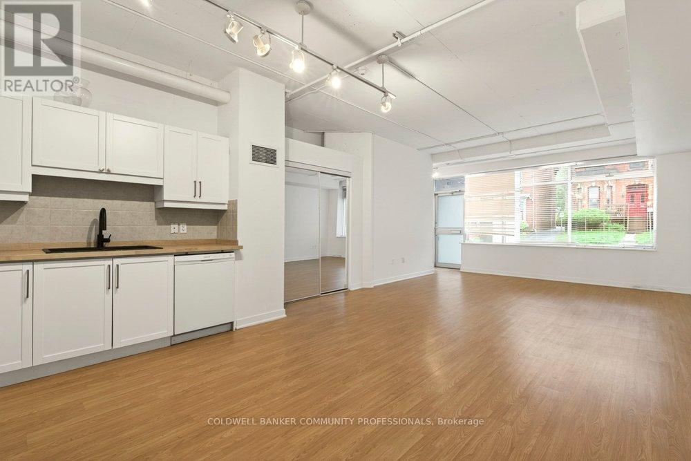 120 Jackson Street W, Hamilton, ON - Indoor Photo Showing Kitchen