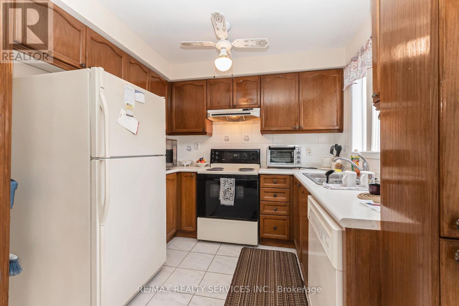 3 Springhurst Avenue, Brampton, ON - Indoor Photo Showing Kitchen