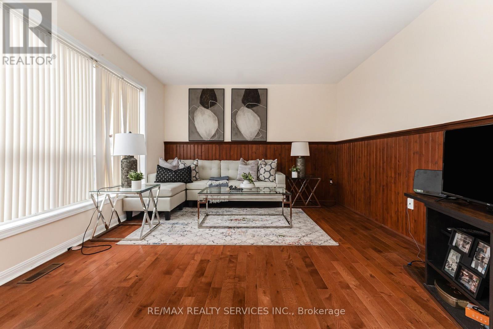 3 Springhurst Avenue, Brampton, ON - Indoor Photo Showing Living Room