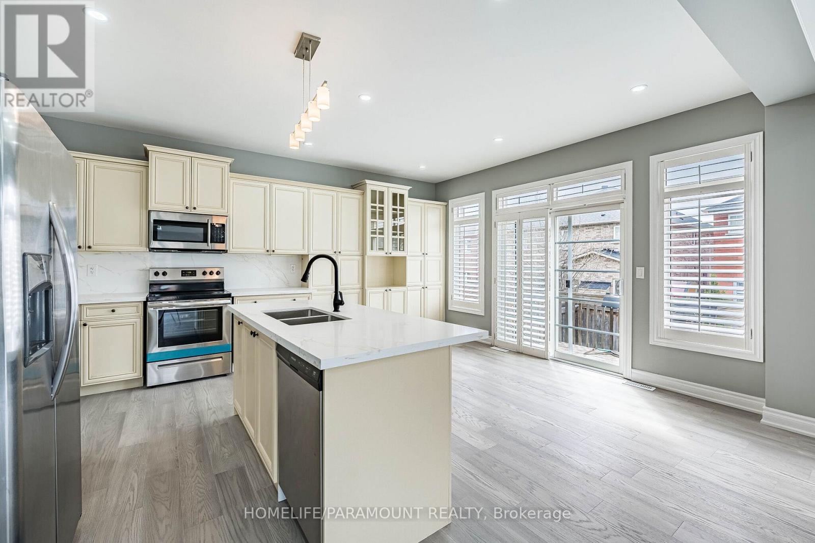 121 Highmark Drive, Vaughan, ON - Indoor Photo Showing Kitchen With Double Sink With Upgraded Kitchen