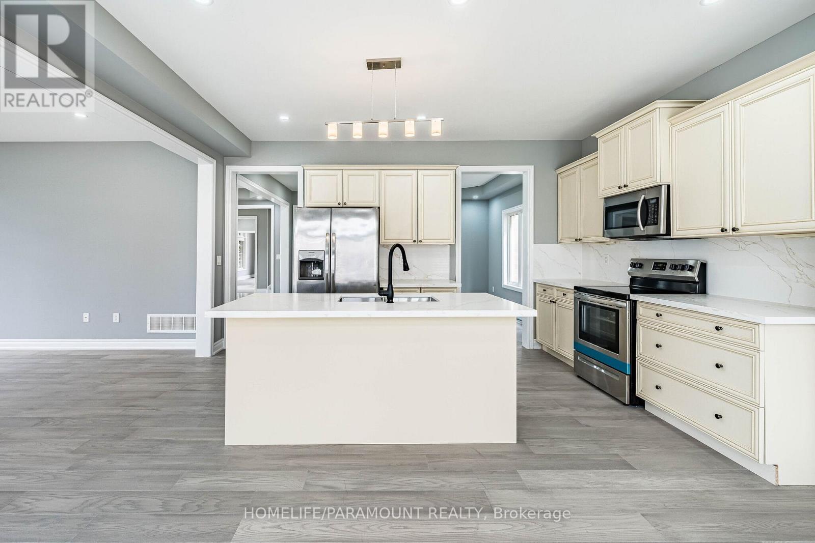 121 Highmark Drive, Vaughan, ON - Indoor Photo Showing Kitchen With Upgraded Kitchen