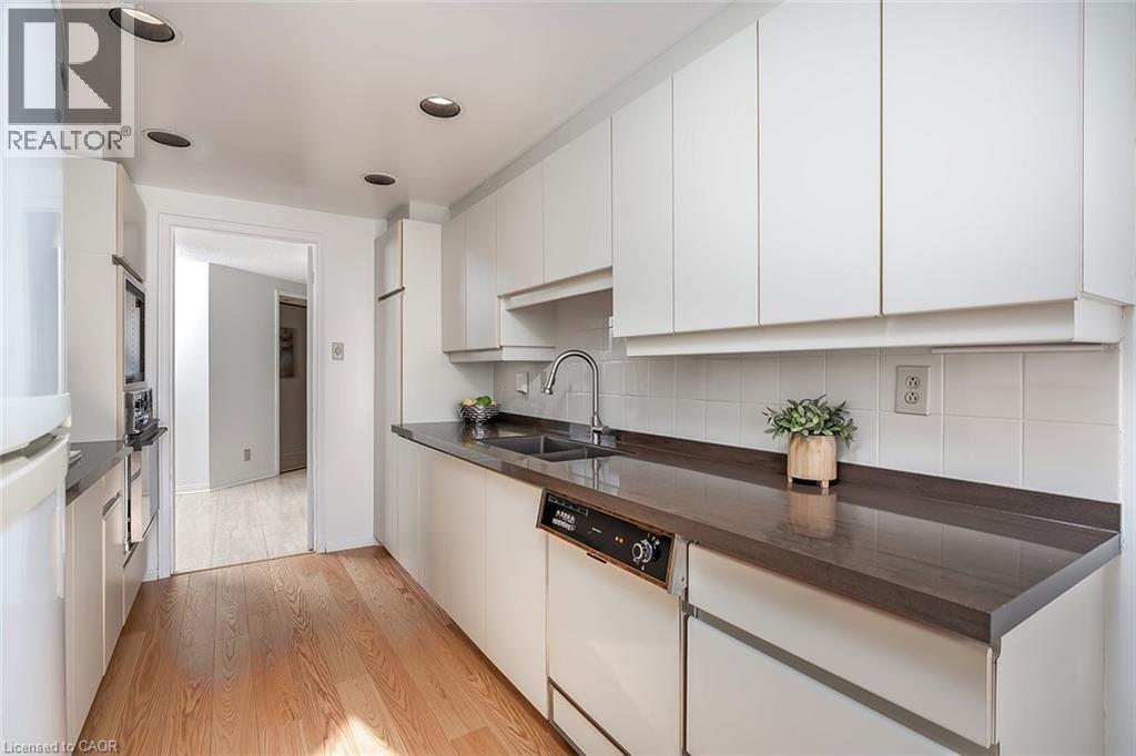 1901 Pilgrims Way Unit# 706, Oakville, ON - Indoor Photo Showing Kitchen With Double Sink