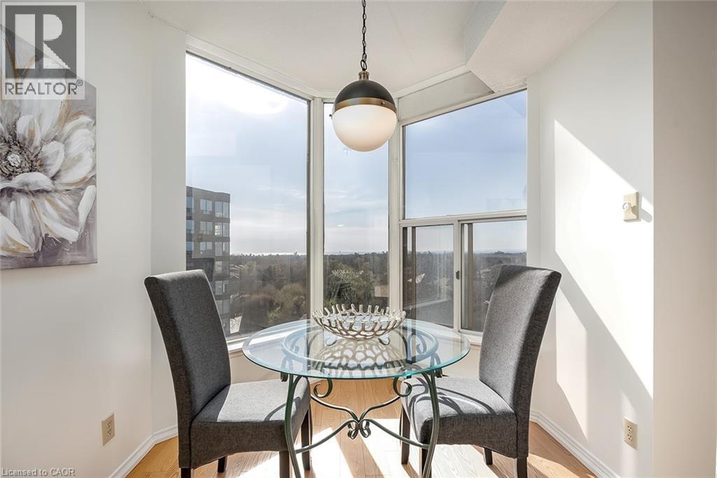 1901 Pilgrims Way Unit# 706, Oakville, ON - Indoor Photo Showing Dining Room