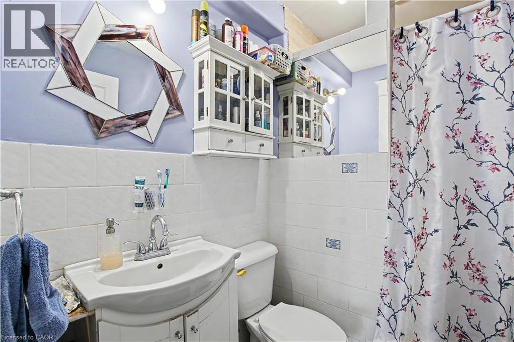 2nd Floor Bathroom - 30 Hohner Avenue, Kitchener, ON - Indoor Photo Showing Bathroom