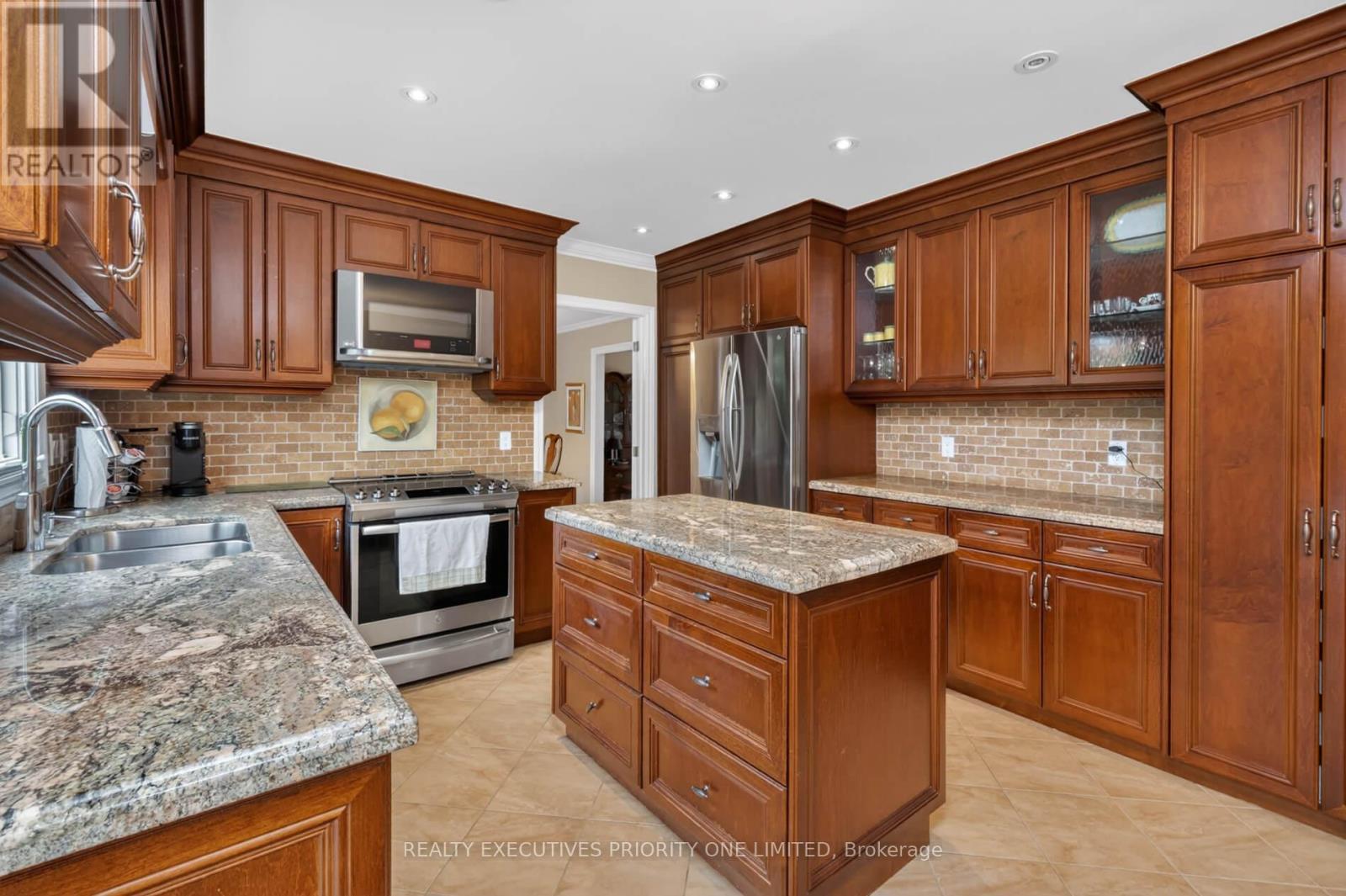 1149 Spragg Court, Mississauga, ON - Indoor Photo Showing Kitchen With Double Sink With Upgraded Kitchen