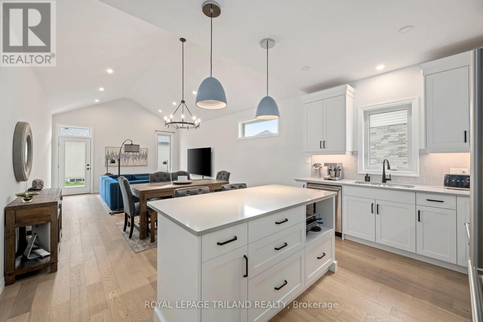 2 Evylean Court, St. Thomas, ON - Indoor Photo Showing Kitchen With Upgraded Kitchen
