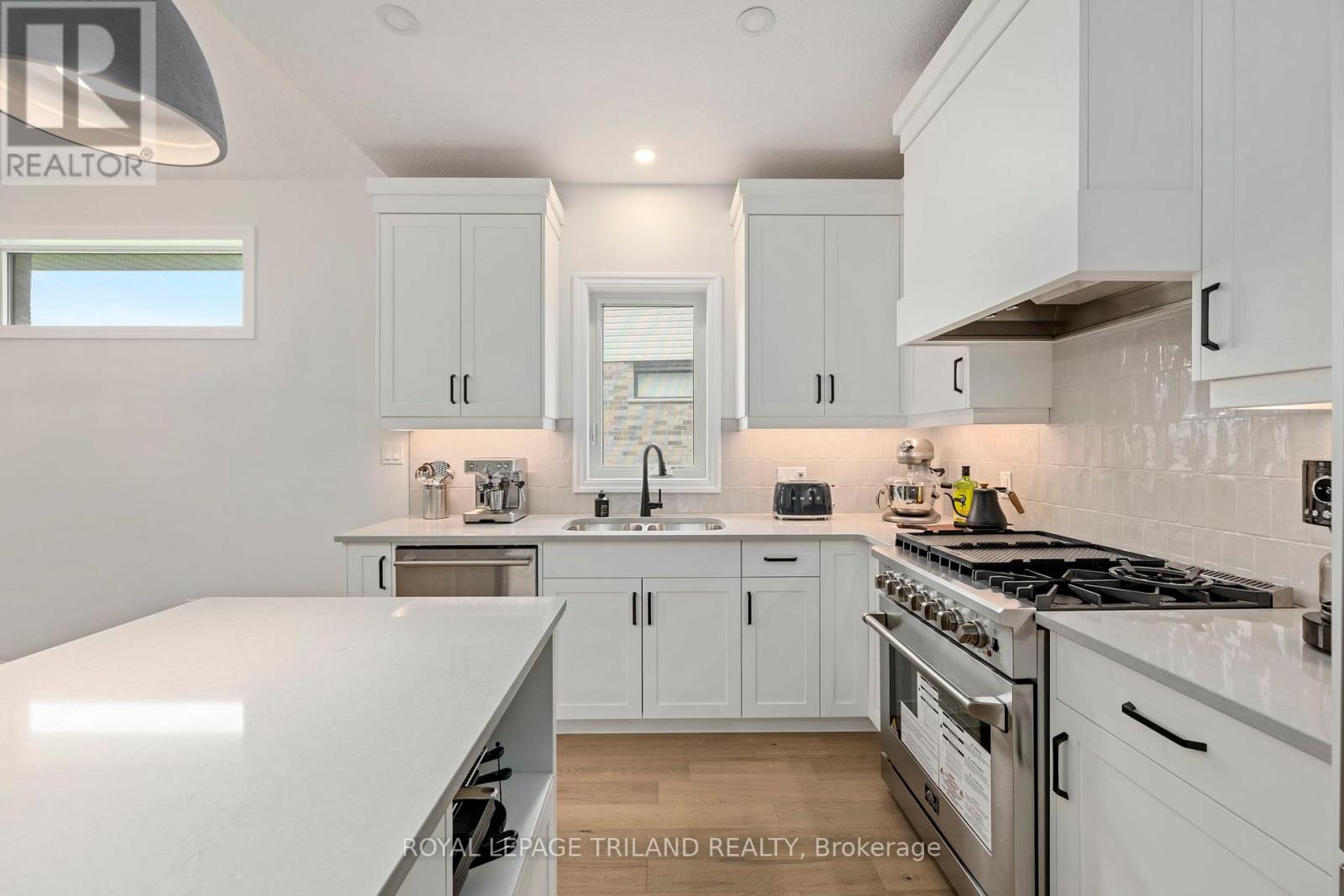 2 Evylean Court, St. Thomas, ON - Indoor Photo Showing Kitchen With Double Sink With Upgraded Kitchen
