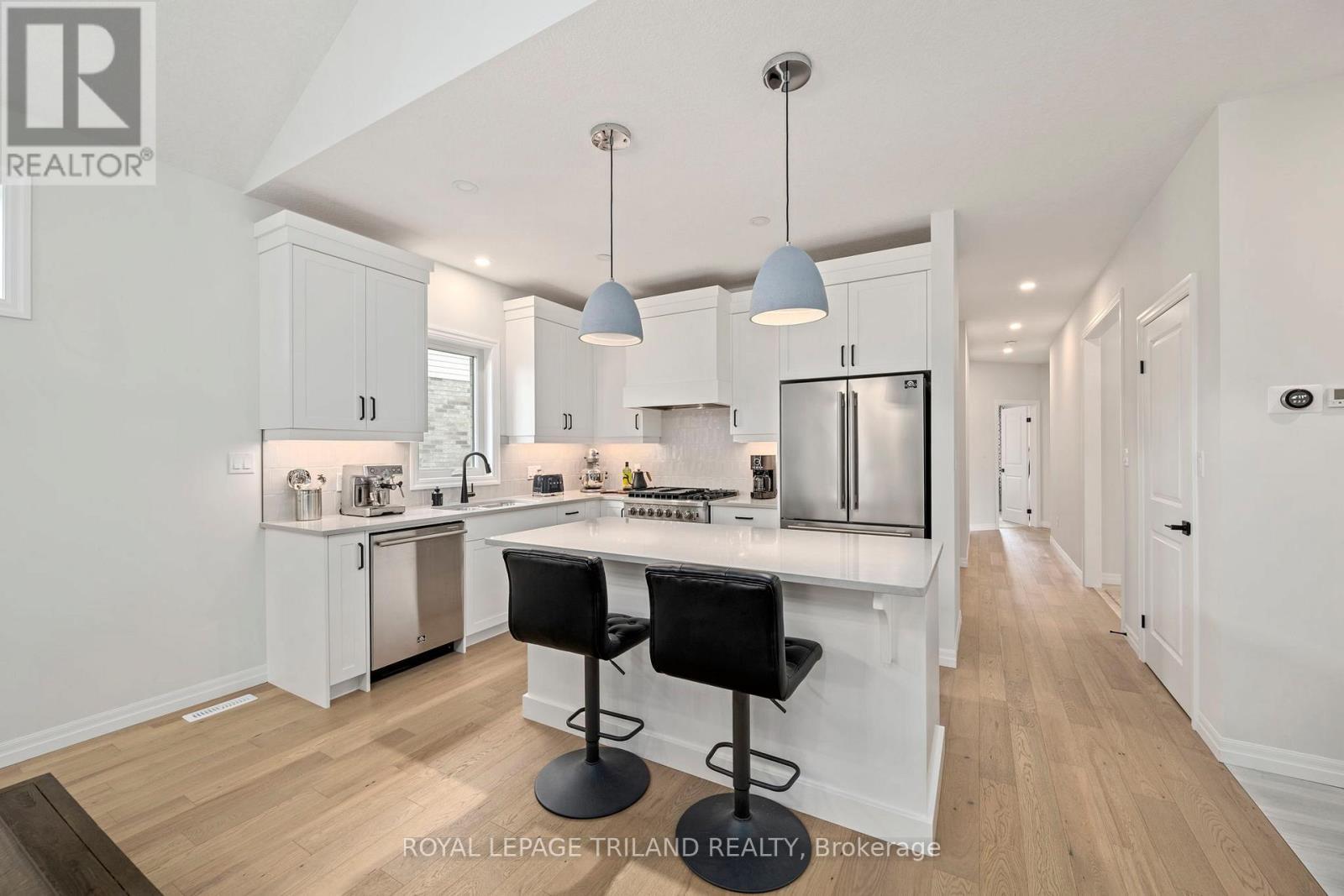 2 Evylean Court, St. Thomas, ON - Indoor Photo Showing Kitchen With Upgraded Kitchen