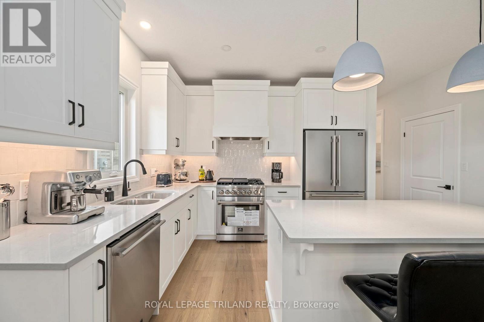 2 Evylean Court, St. Thomas, ON - Indoor Photo Showing Kitchen With Double Sink With Upgraded Kitchen