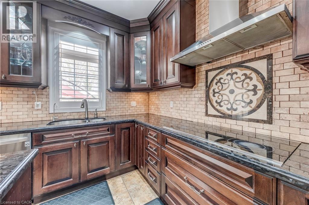 4208 Fuller Crescent, Burlington, ON - Indoor Photo Showing Kitchen With Double Sink With Upgraded Kitchen