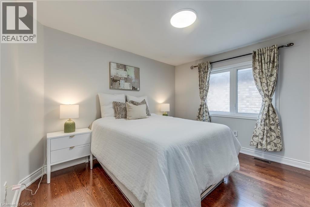 4208 Fuller Crescent, Burlington, ON - Indoor Photo Showing Bedroom