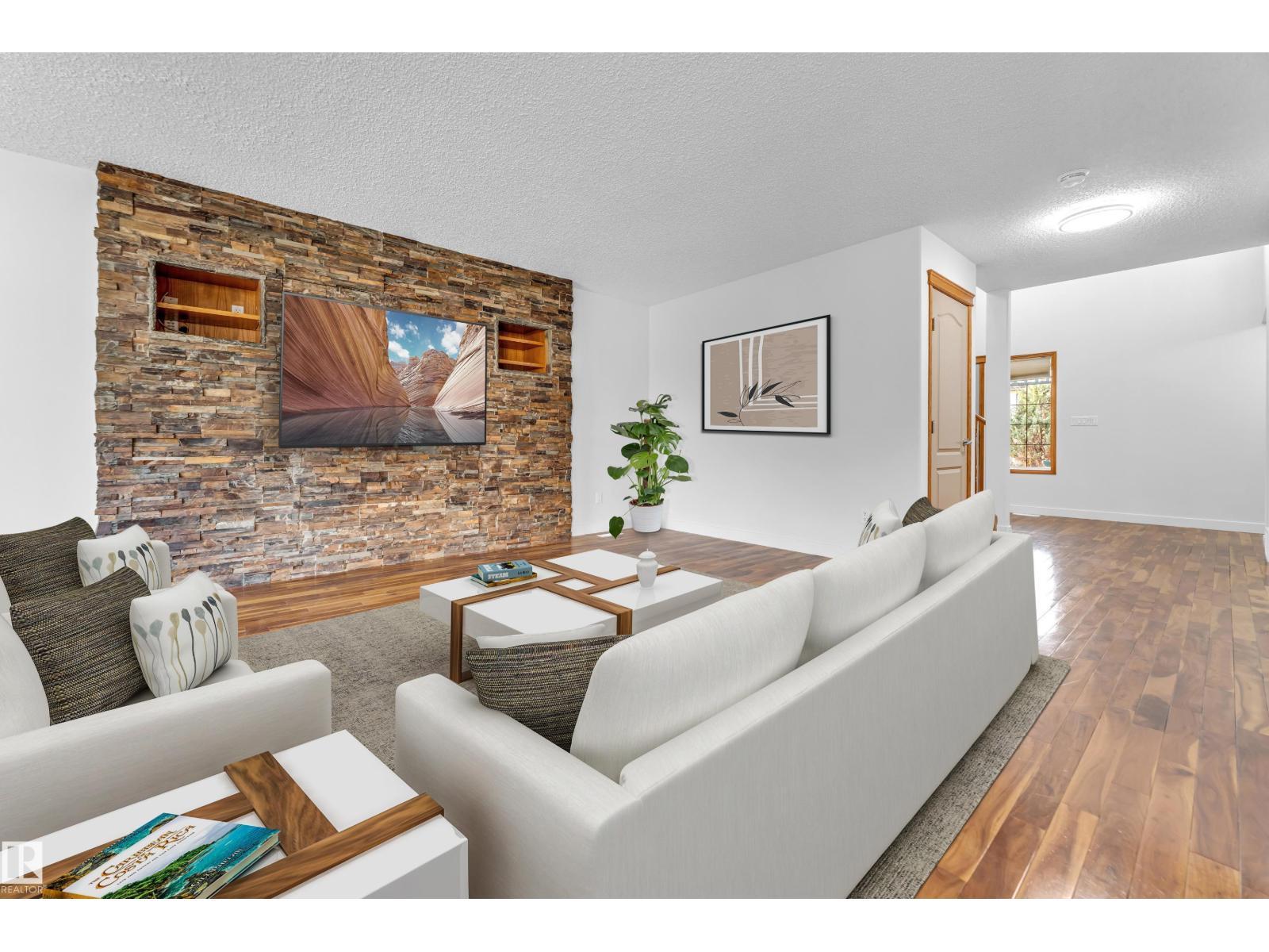 10621 175A Av Nw, Edmonton, AB - Indoor Photo Showing Living Room