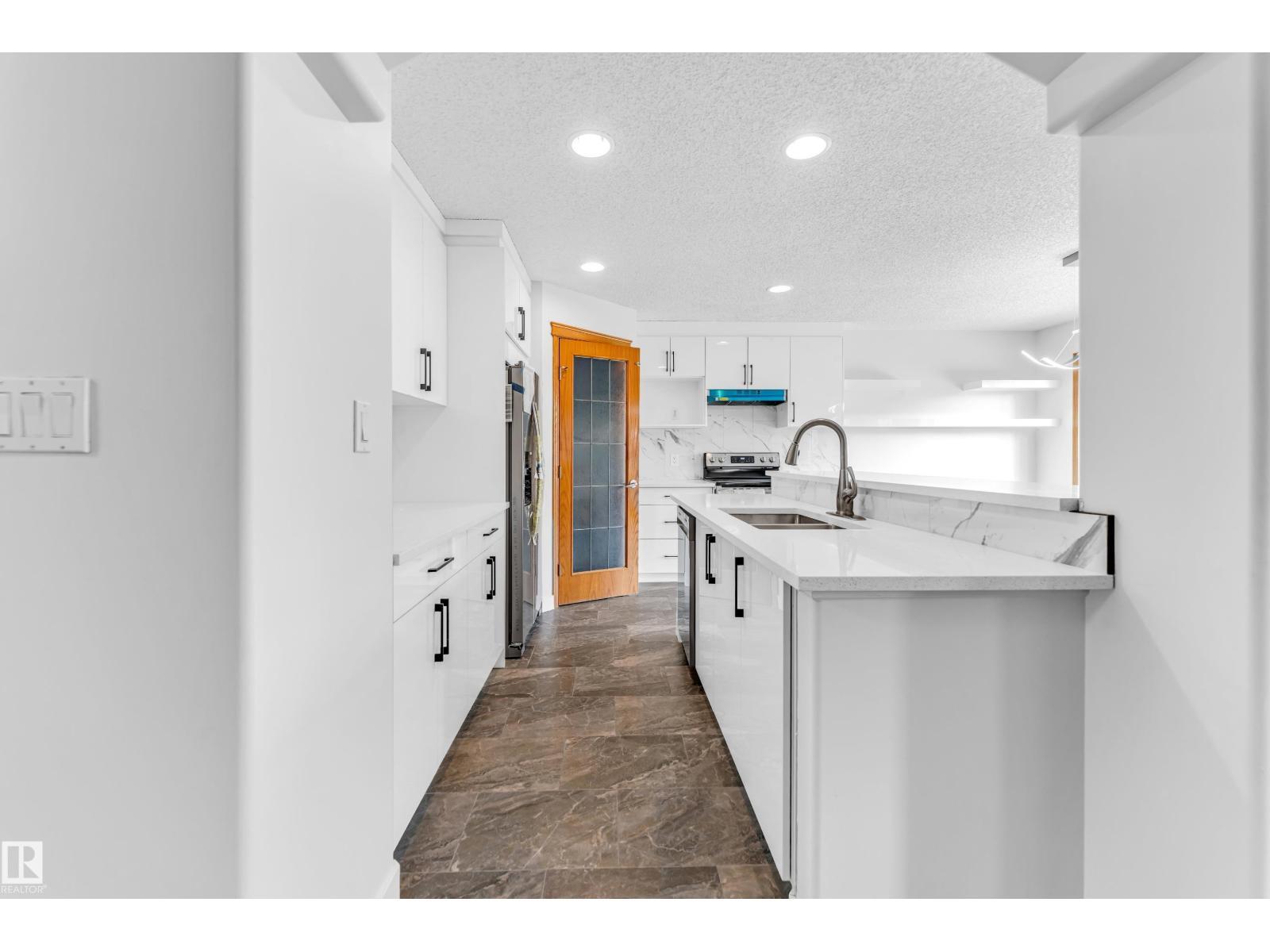 10621 175A Av Nw, Edmonton, AB - Indoor Photo Showing Kitchen