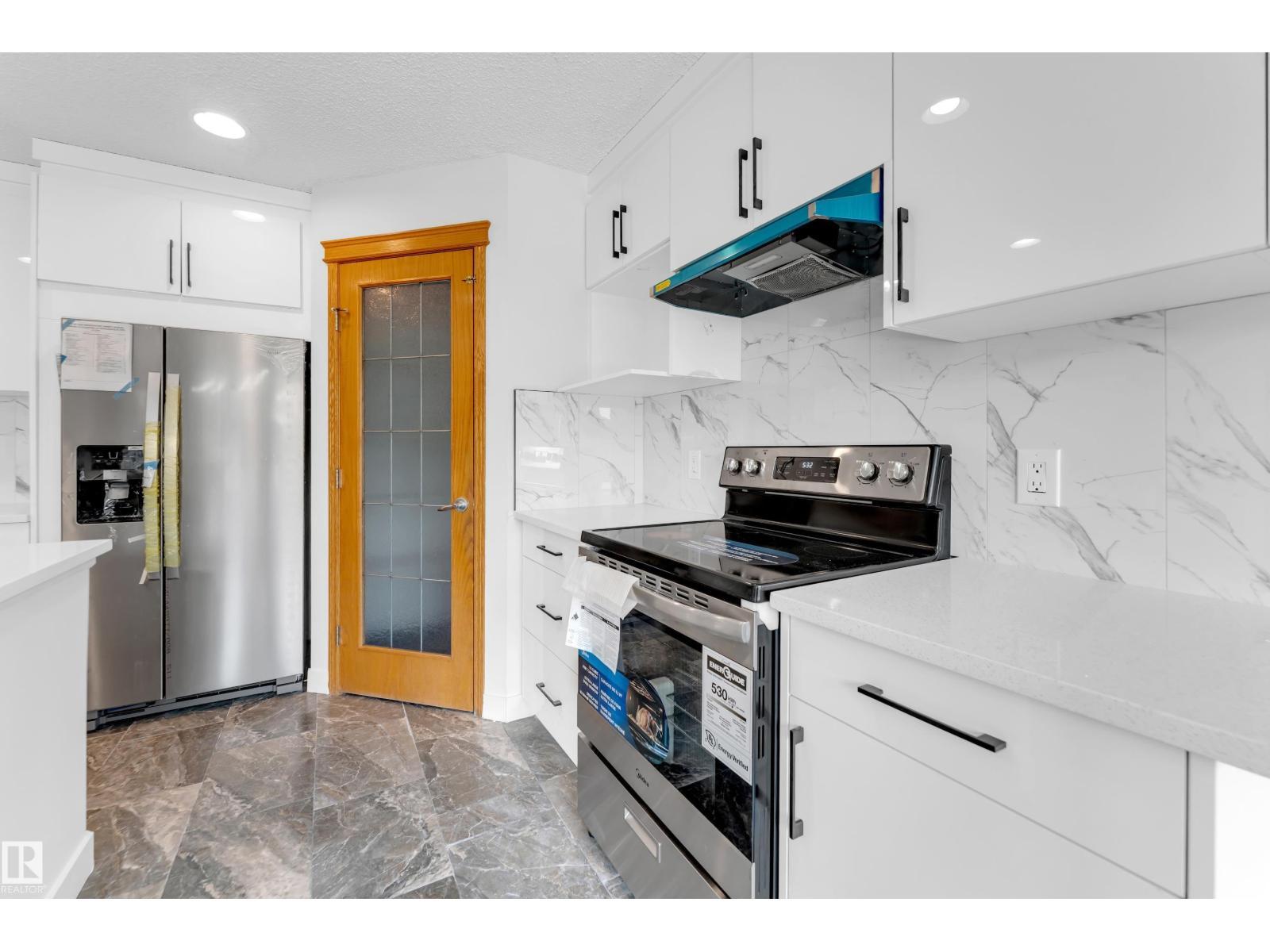 10621 175A Av Nw, Edmonton, AB - Indoor Photo Showing Kitchen With Upgraded Kitchen