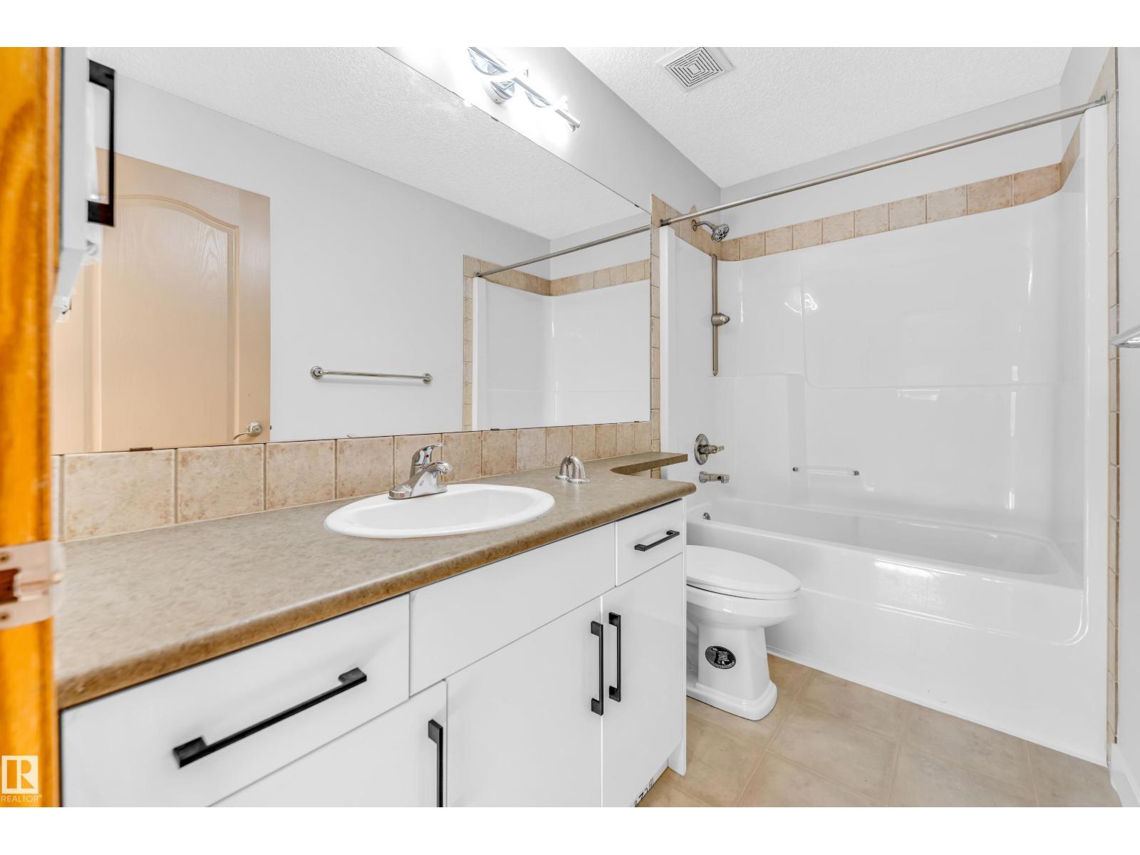 10621 175A Av Nw, Edmonton, AB - Indoor Photo Showing Bathroom