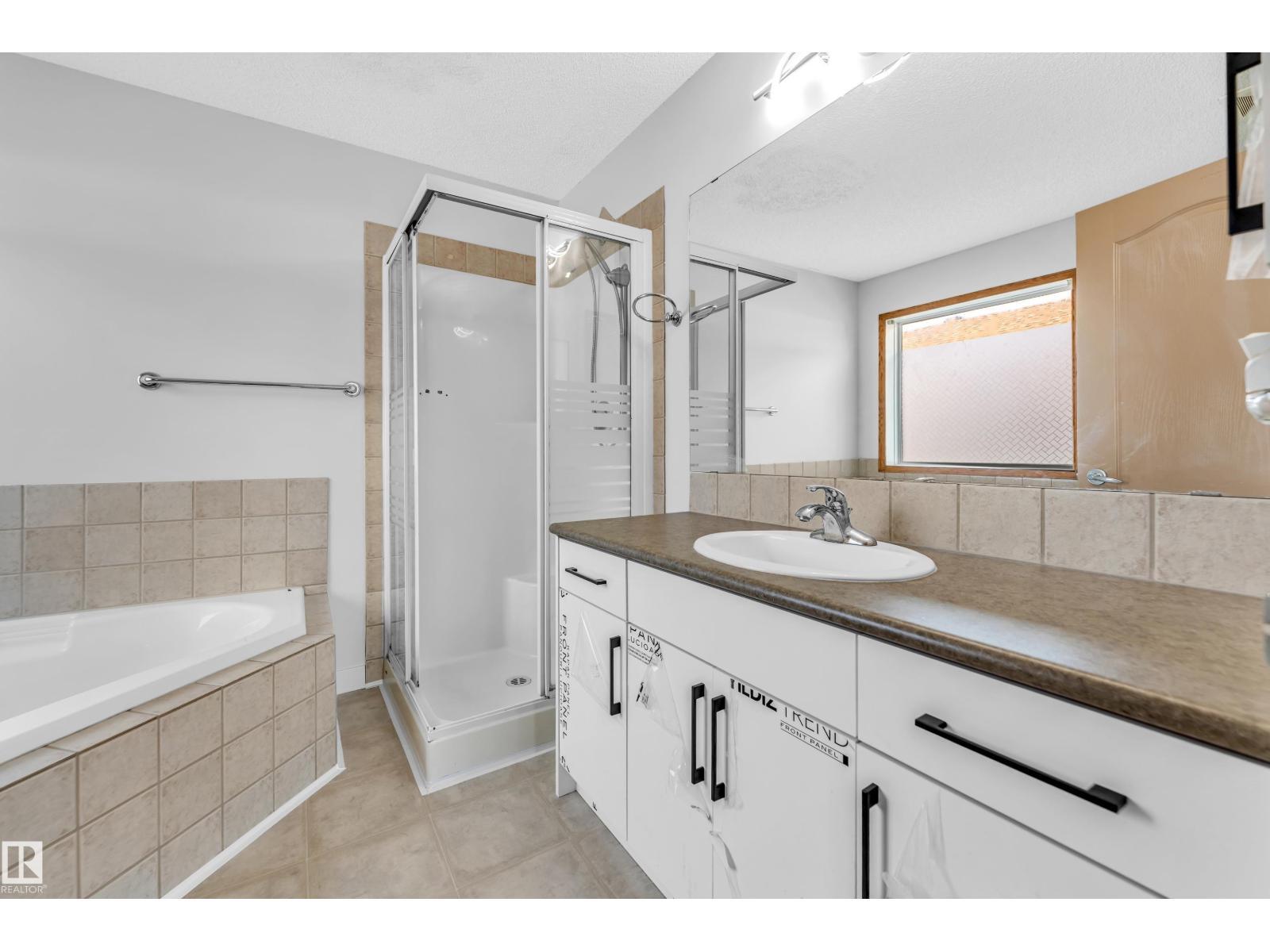 10621 175A Av Nw, Edmonton, AB - Indoor Photo Showing Bathroom