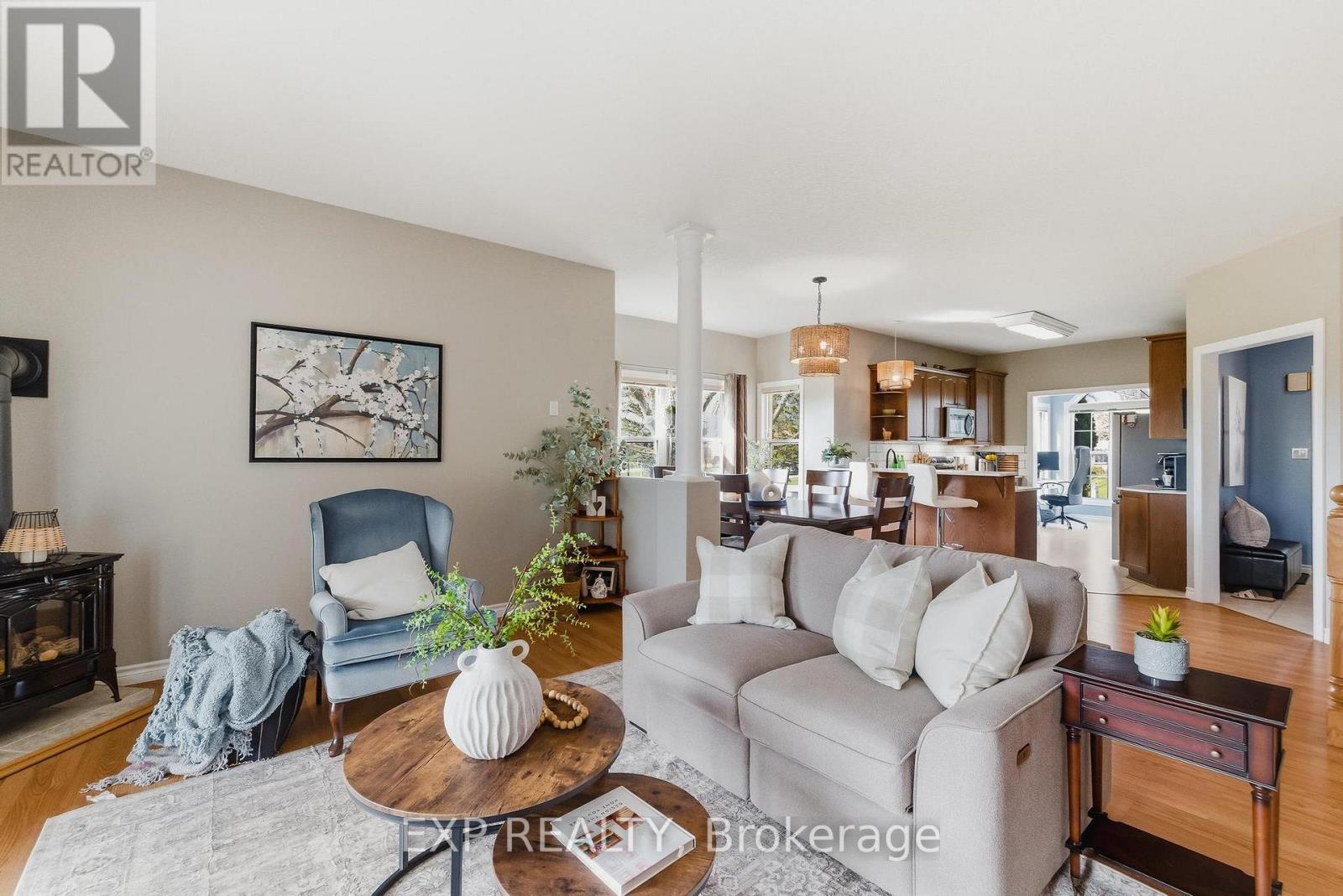89 Andrews Drive, Mapleton, ON - Indoor Photo Showing Living Room