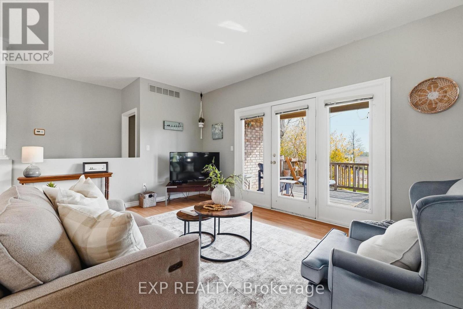 89 Andrews Drive, Mapleton, ON - Indoor Photo Showing Living Room