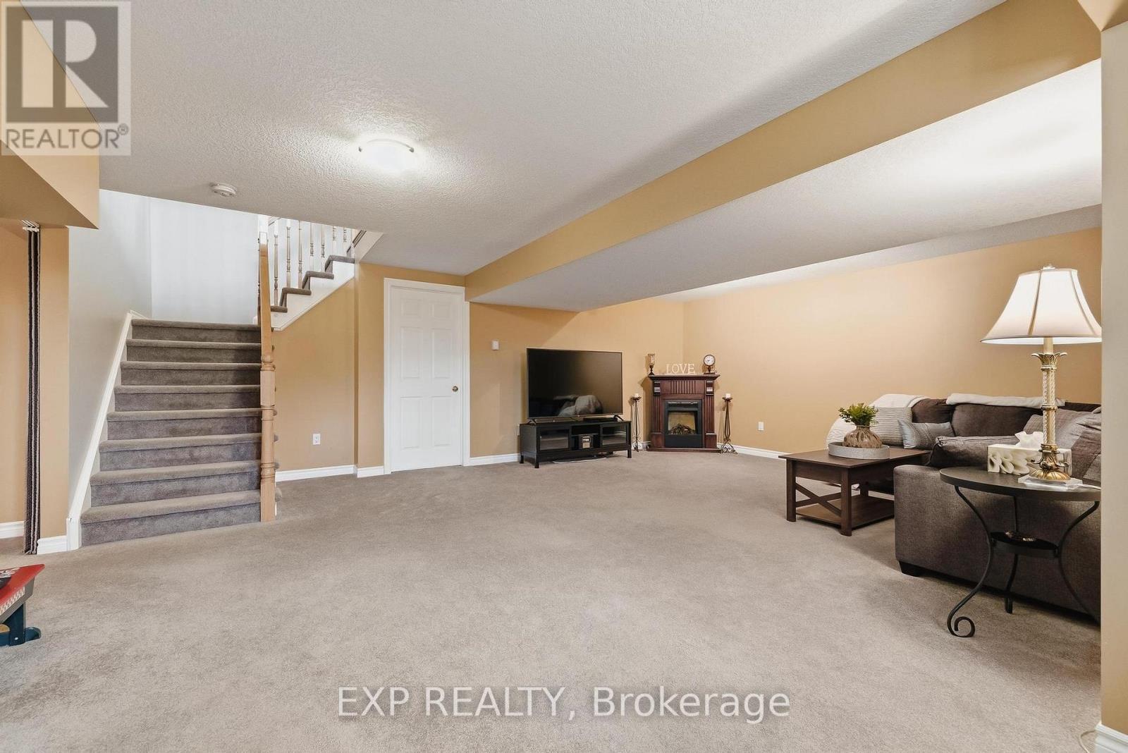 89 Andrews Drive, Mapleton, ON - Indoor Photo Showing Other Room