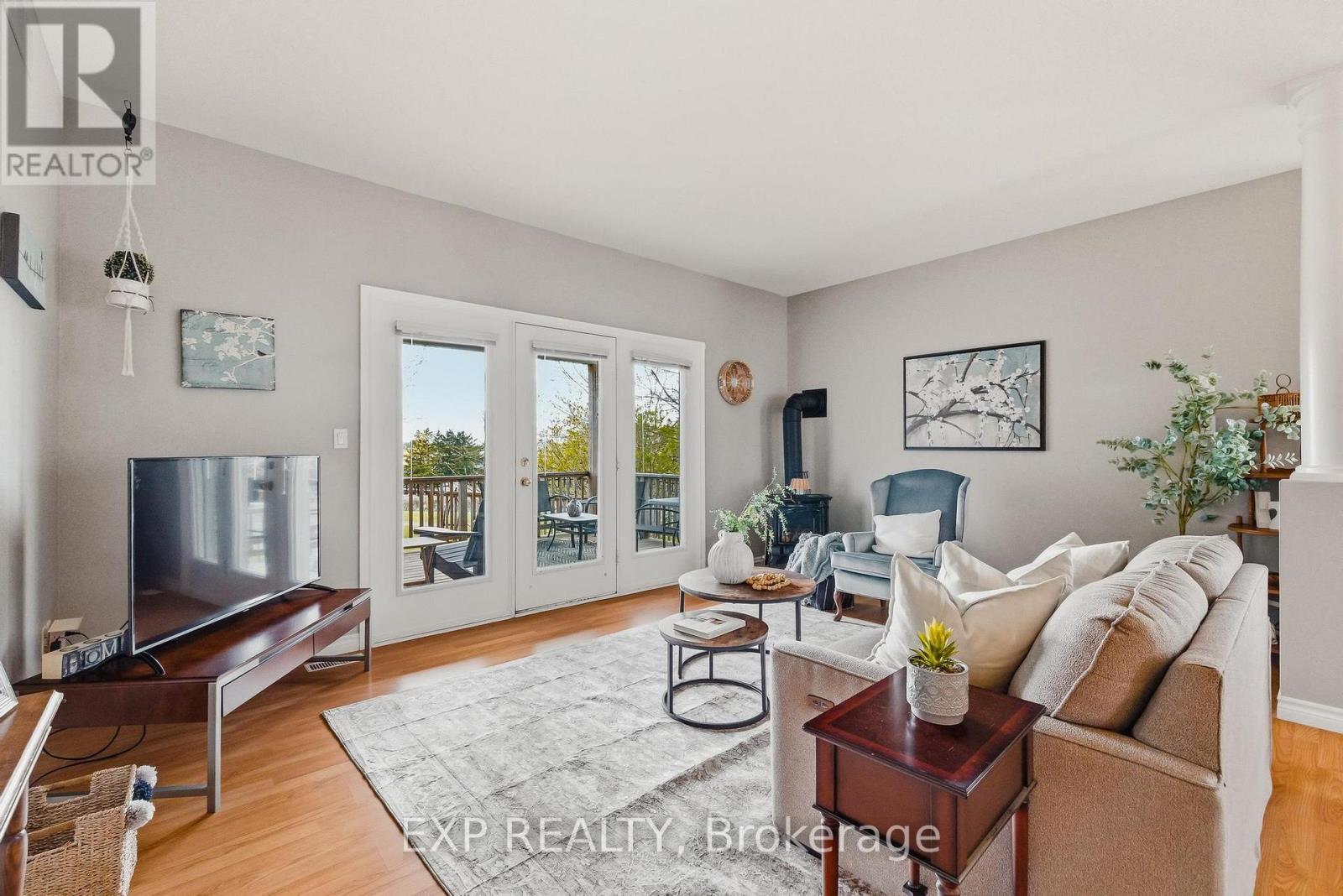 89 Andrews Drive, Mapleton, ON - Indoor Photo Showing Living Room