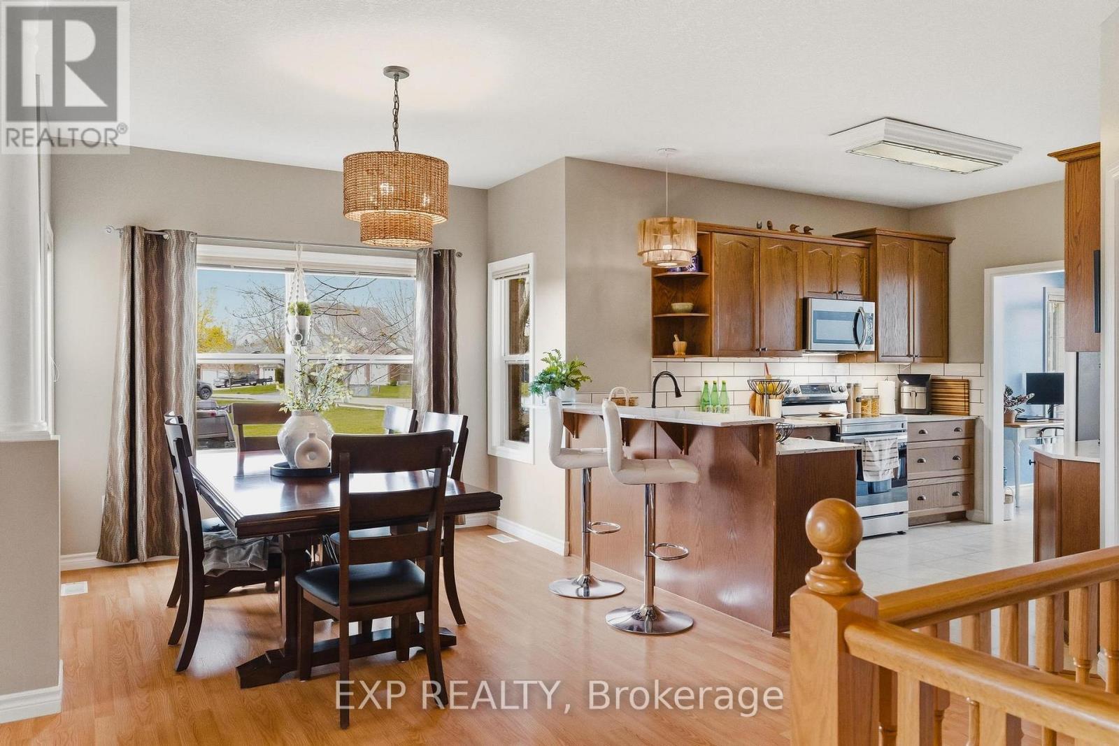 89 Andrews Drive, Mapleton, ON - Indoor Photo Showing Dining Room