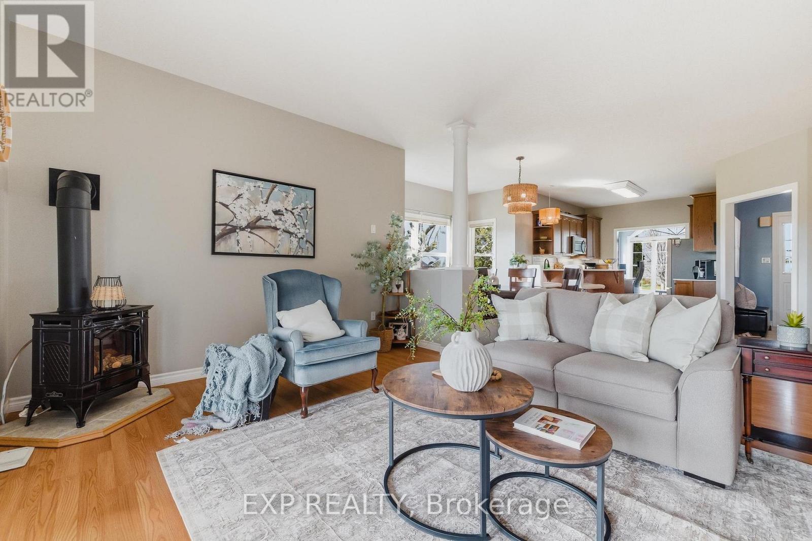 89 Andrews Drive, Mapleton, ON - Indoor Photo Showing Living Room
