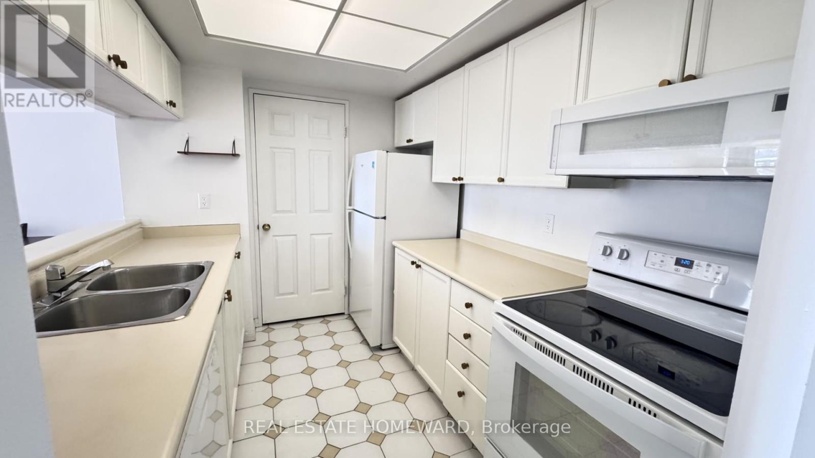 Kitchen - 2012 - 101 Subway Crescent, Toronto, ON - Indoor Photo Showing Kitchen With Double Sink