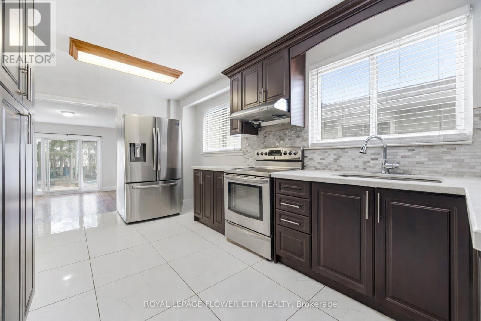 3027 Coral Drive, Mississauga, ON - Indoor Photo Showing Kitchen With Stainless Steel Kitchen With Upgraded Kitchen