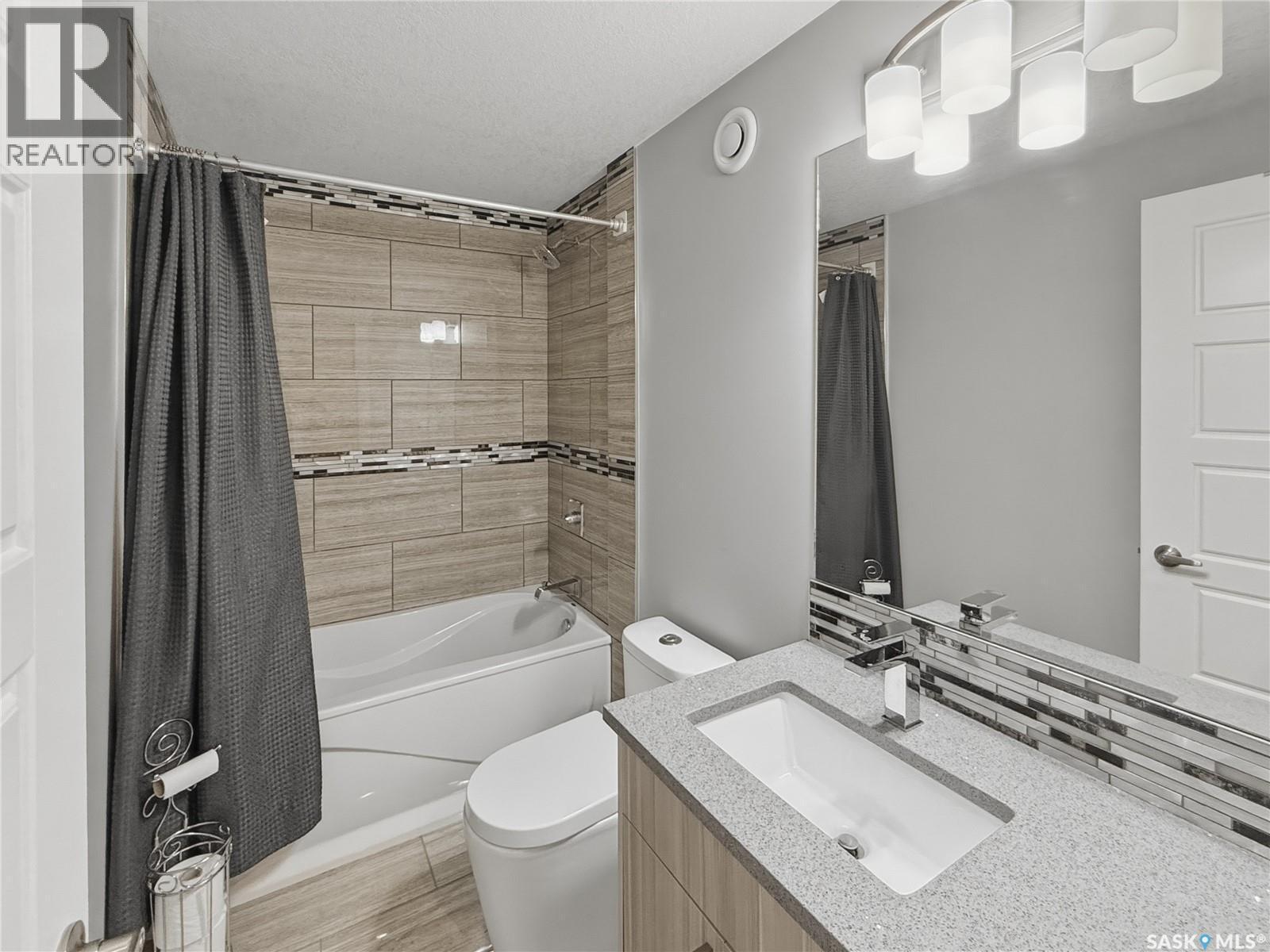 637 Douglas Drive, Swift Current, SK - Indoor Photo Showing Bathroom