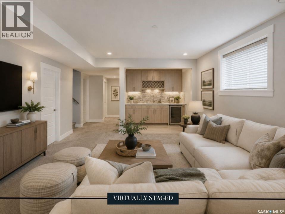 637 Douglas Drive, Swift Current, SK - Indoor Photo Showing Living Room