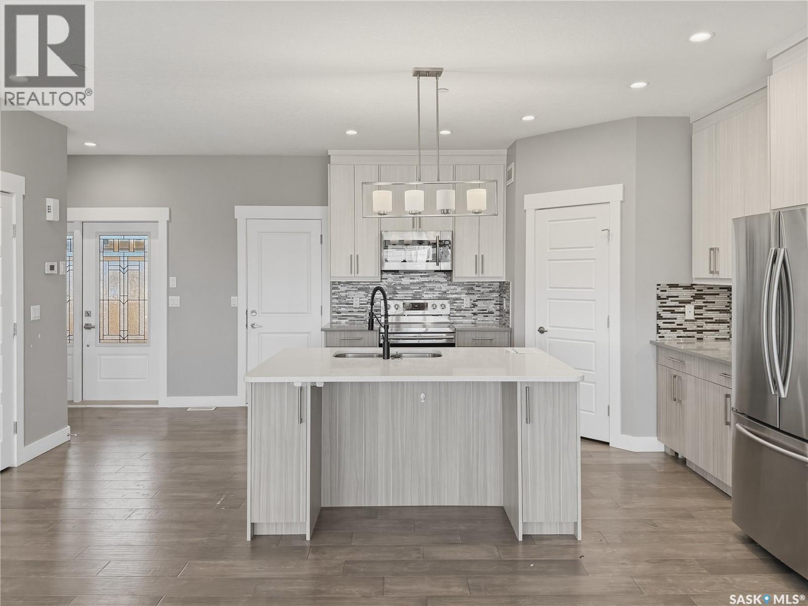 637 Douglas Drive, Swift Current, SK - Indoor Photo Showing Kitchen With Upgraded Kitchen