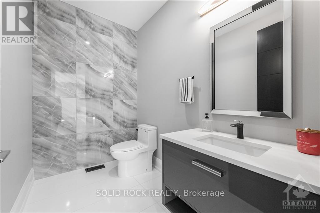 224 Roger Road, Ottawa, ON - Indoor Photo Showing Bathroom