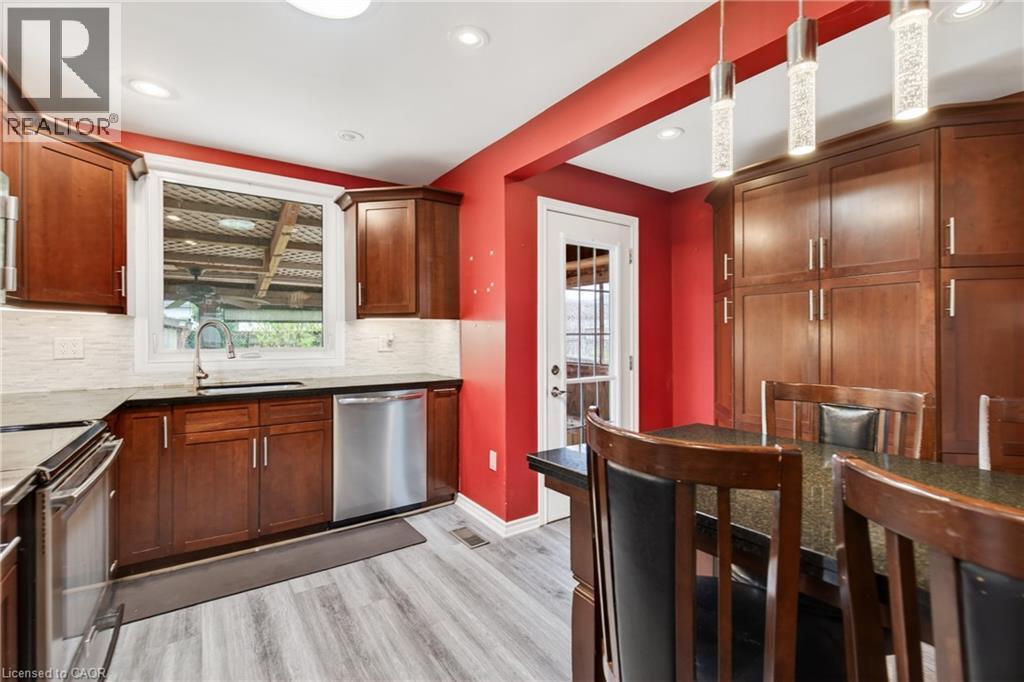 14 Cambridge Avenue, Hamilton, ON - Indoor Photo Showing Kitchen