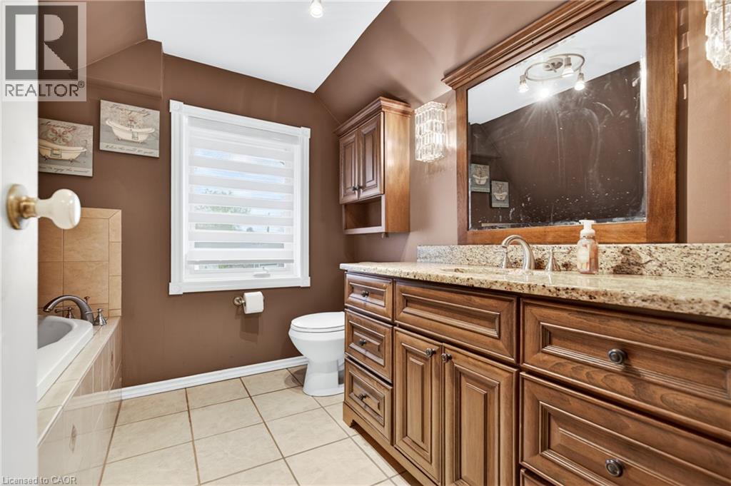 14 Cambridge Avenue, Hamilton, ON - Indoor Photo Showing Bathroom