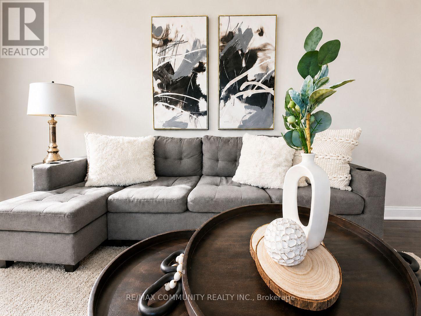 386 Whitney Avenue, Hamilton, ON - Indoor Photo Showing Living Room