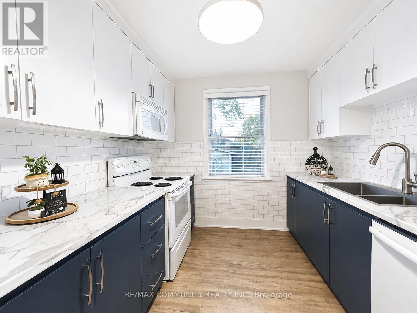 386 Whitney Avenue, Hamilton, ON - Indoor Photo Showing Kitchen With Double Sink