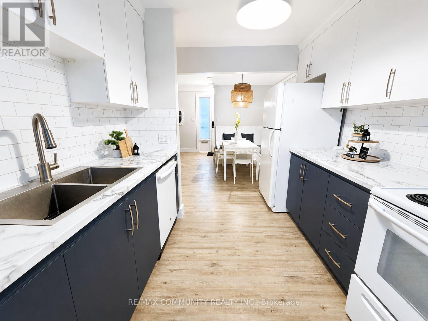 386 Whitney Avenue, Hamilton, ON - Indoor Photo Showing Kitchen With Double Sink