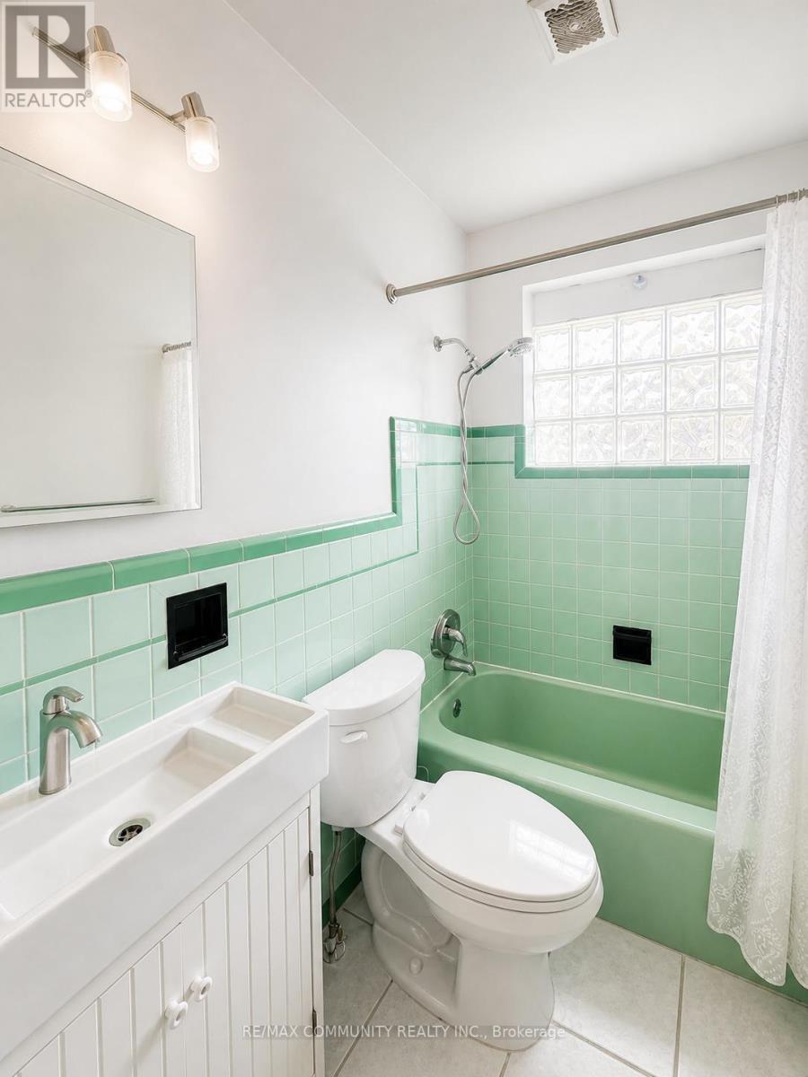 386 Whitney Avenue, Hamilton, ON - Indoor Photo Showing Bathroom