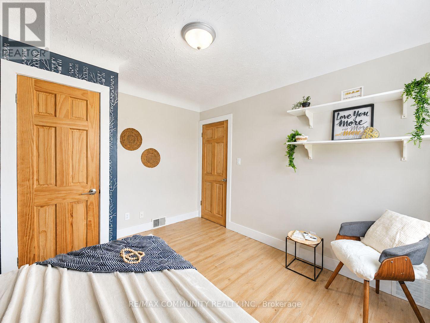 386 Whitney Avenue, Hamilton, ON - Indoor Photo Showing Bedroom