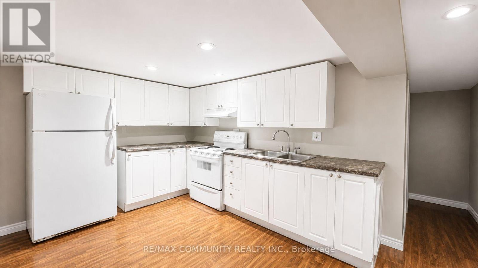 386 Whitney Avenue, Hamilton, ON - Indoor Photo Showing Kitchen