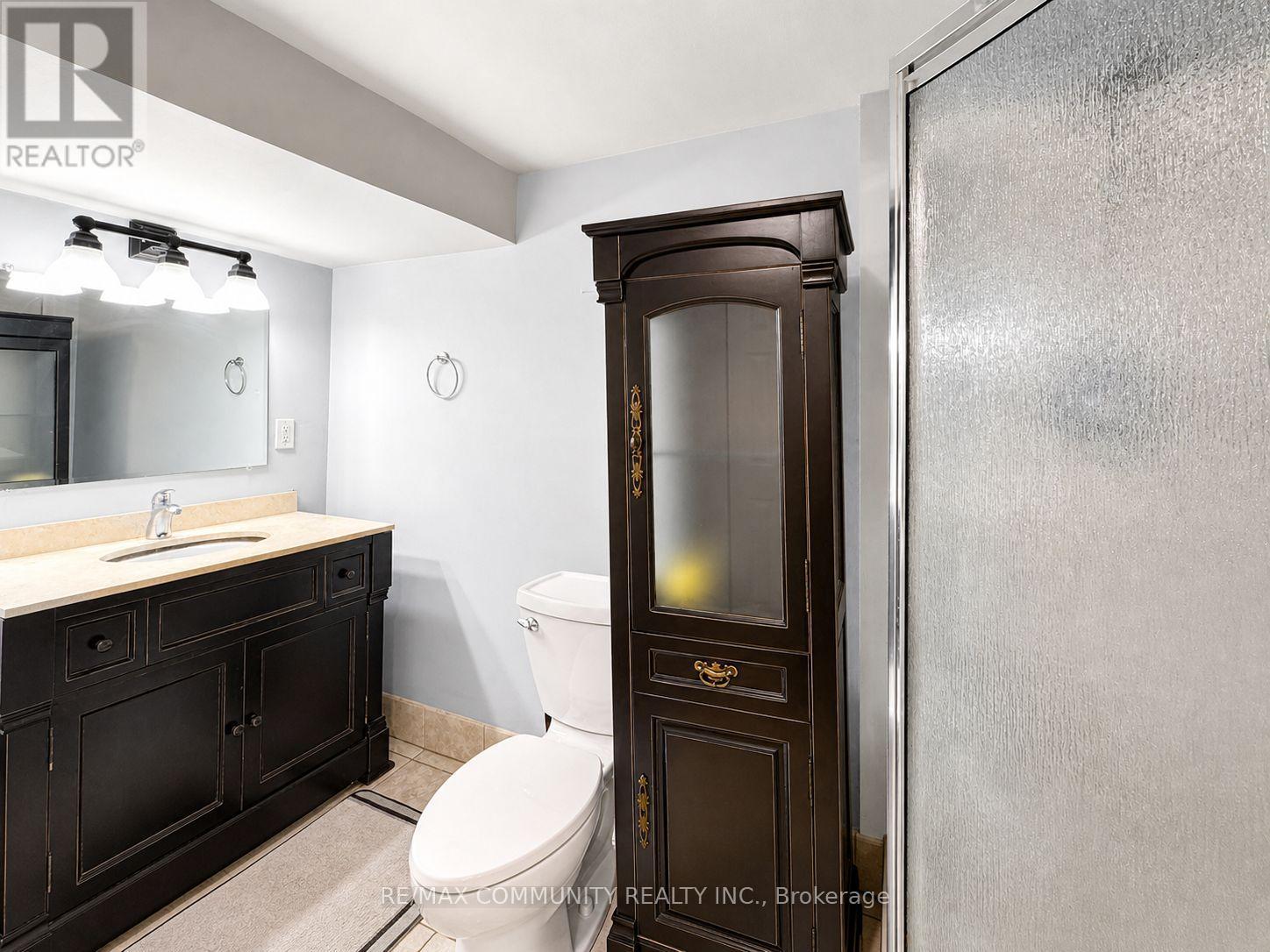 386 Whitney Avenue, Hamilton, ON - Indoor Photo Showing Bathroom