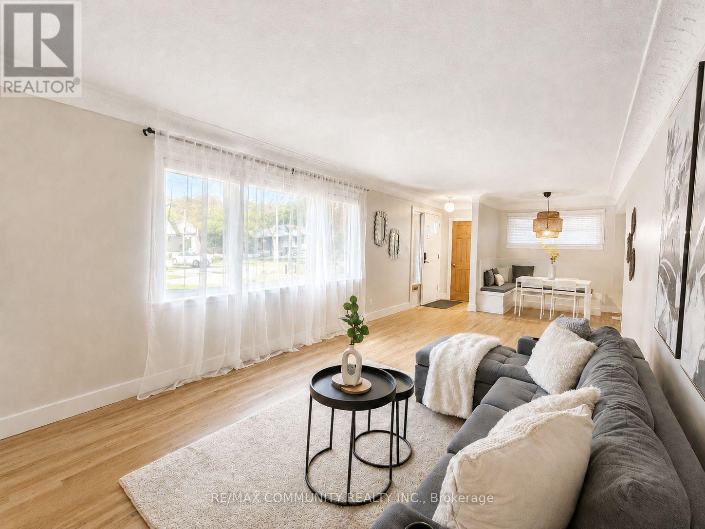 386 Whitney Avenue, Hamilton, ON - Indoor Photo Showing Living Room