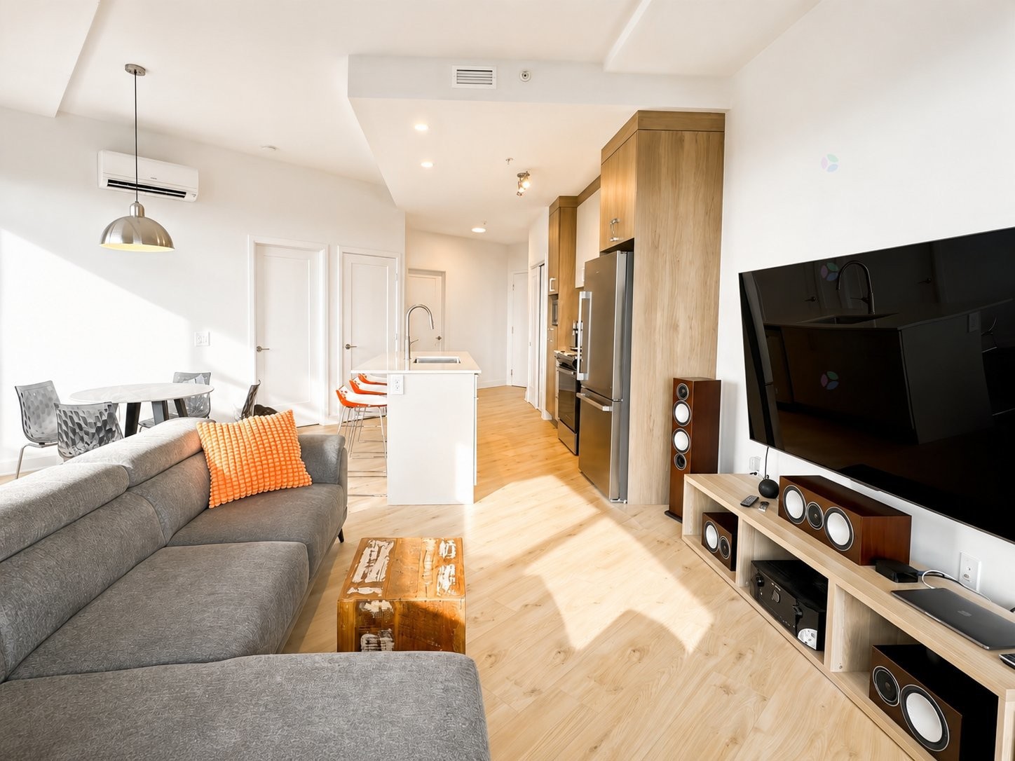 Living Room - 702-125 Rue Des Marronniers, Candiac, QC - Indoor Photo Showing Living Room