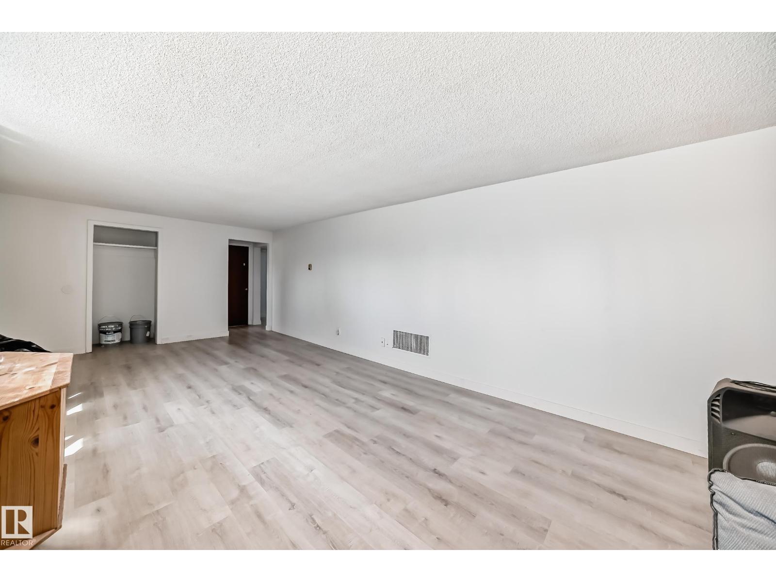 12825 102 St Nw, Edmonton, AB - Indoor