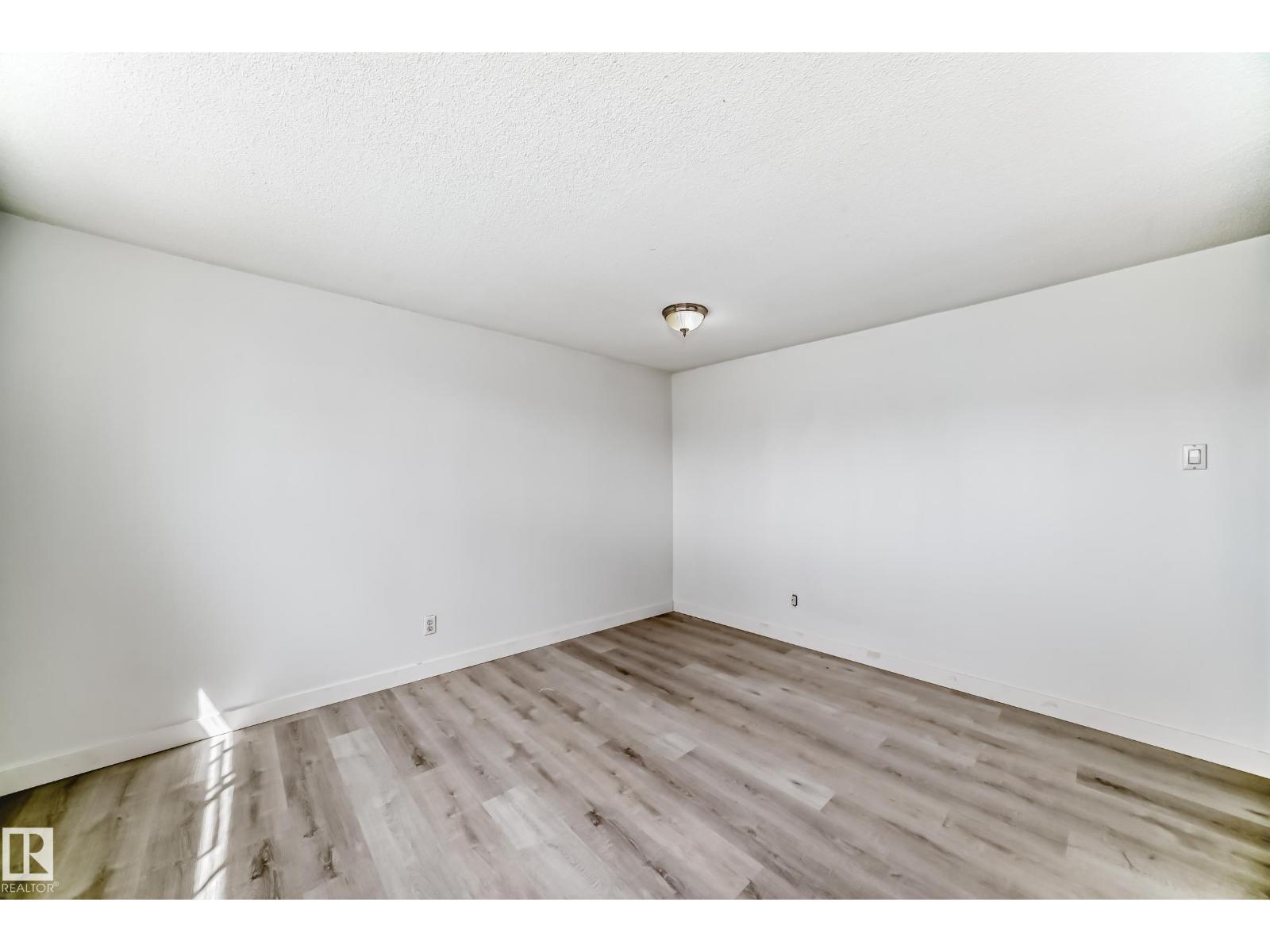 12825 102 St Nw, Edmonton, AB - Indoor Photo Showing Other Room